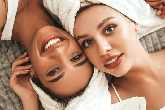 kobieta opalona twarz krople samoopalające krople brązujące kropelki jak opalić twarz 