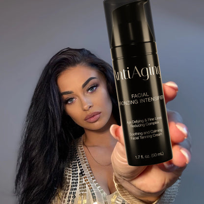 Frau präsentiert Onyx Anti-Aging Bräunungscreme im Nahaufnahme