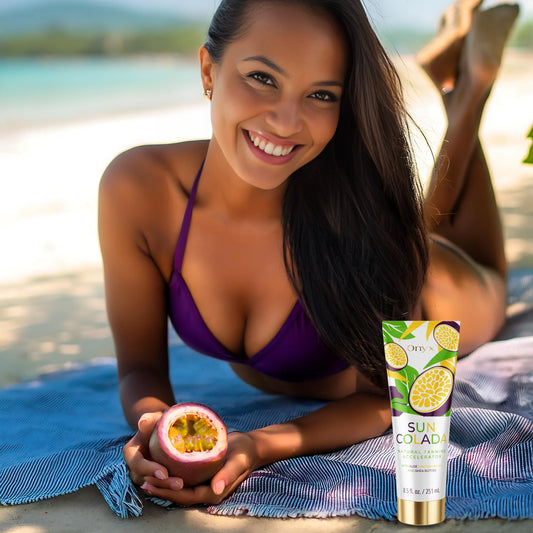 Uśmiechnięta kobieta na plaży z przyspieszaczem opalania Onyx Suncolada i marakują, wzbogaconym olejem makadamia i masłem shea, do naturalnego opalania w solarium i na zewnątrz
